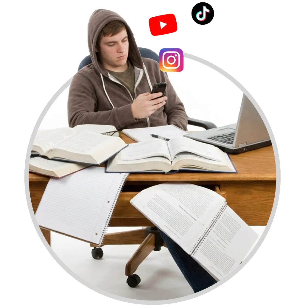 Etudiant qui procrastine en scrollant sur son téléphone